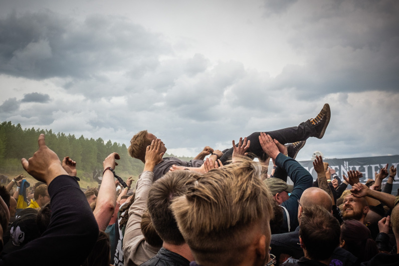 Crowdsurfing